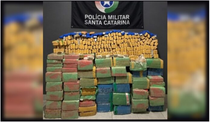 Denúncia leva PM a imóvel onde mais de uma tonelada de maconha estava armazenada em SC