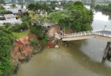 Idosa que caiu de ponte durante desabamento em Canelinha recebe alta; município decreta emergência