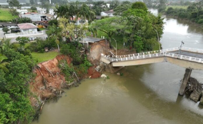 Idosa que caiu de ponte durante desabamento em Canelinha recebe alta; município decreta emergência