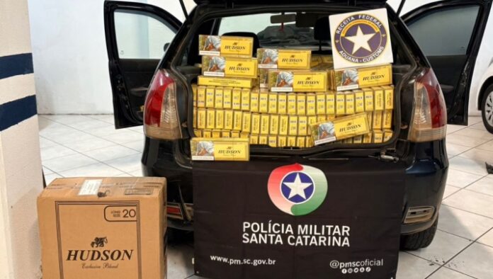 Motorista foge da polícia com 8 mil maços de cigarros, bate carro e tenta escapar por mata em SC