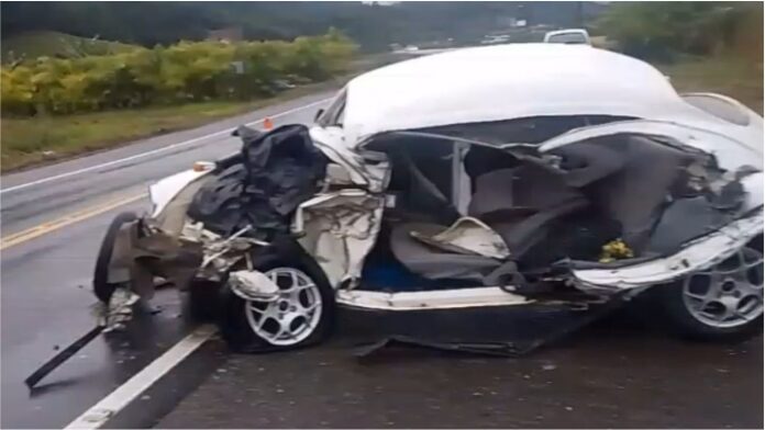 Motorista morre após carro ser destruído em colisão com caminhão na SC-108