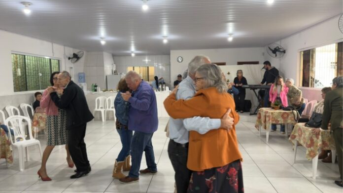 Baile da Primavera reúne famílias atendidas pela Assistência Social em Itapema