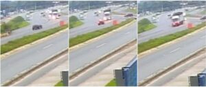 Carro fica destruído em colisão com caminhão e motorista é levado ao hospital em estado grave 1 Camera registra carro avancando sobre a pista contraria