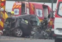 Carro fica destruído em colisão com caminhão e motorista é levado ao hospital em estado grave