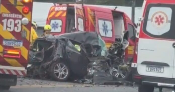 Carro fica destruído em colisão com caminhão e motorista é levado ao hospital em estado grave