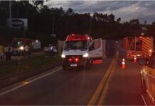 Colisão entre carro e caminhão deixa quatro mortos e criança gravemente ferida na BR-470