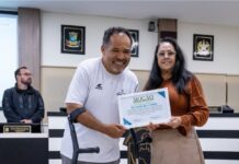 Paratleta Daniel Belo Ramos recebe homenagem da Câmara de Itapema por trajetória no parasurf
