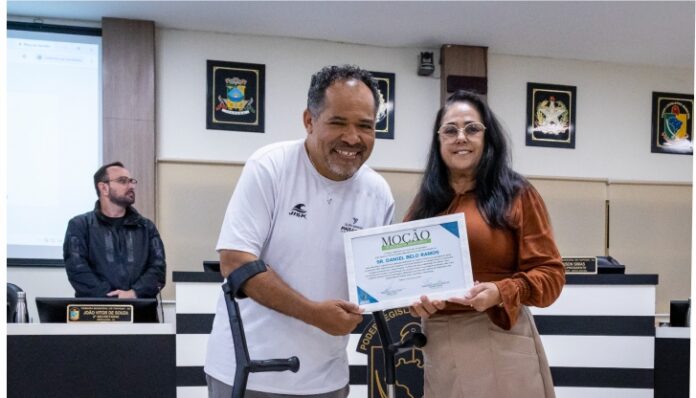 Paratleta Daniel Belo Ramos recebe homenagem da Câmara de Itapema por trajetória no parasurf