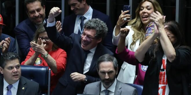 Pelo Estado 16-10_ Redução de jornada aprovada pelo Senado preocupa Fiesc