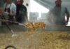 Porto Belo distribui quatro toneladas de risoto em menos de uma hora durante festival