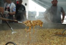 Porto Belo distribui quatro toneladas de risoto em menos de uma hora durante festival